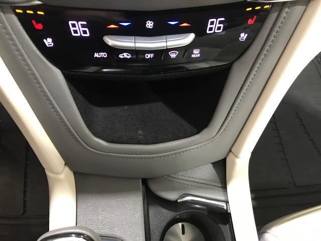 2017 Cadillac XT5 Vehicle Photo in GREEN BAY, WI 54303-3330